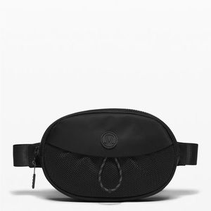 Lululemon Take It On Belt Bag in Black